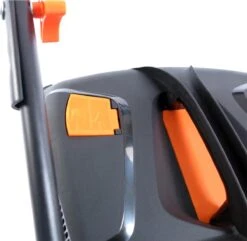 FUXTEC Grasmaaier Benzine - 46cm - Zelfrijdend / Zelftrekkend / Achterwielaandrijving - Mulchfunctie - Opvangbak 50L - FX-RM4646 19 FUXTEC Grasmaaier Benzine - 46cm - Zelfrijdend / Zelftrekkend / Achterwielaandrijving - Mulchfunctie - Opvangbak 50L - FX-RM4646 -Tuin- En Buitenwinkels 1200x1171 4