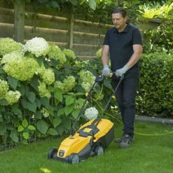 Powerplus POWXG6212T Elektrische Grasmaaier - Grasmachine Voor Kleine En Middelgrote Tuin - 1300W - Maaibreedte 320mm - Verstelbare Maaihoogte - 30L Opvangbak - Incl. Grastrimmer 250W -Tuin- En Buitenwinkels 1200x1200 880