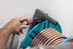 GARDENA - Wandslanghouder 60 Met Slanggeleider - Slanghouder - Maximale Capaciteit 60 Meter -Tuin- En Buitenwinkels 1200x800 386