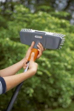 GARDENA Cleansystem Comfort Schrobber - Reinigen Van Paden - Terras - Oprit -Tuin- En Buitenwinkels 799x1200 41