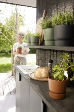 Elho Greenville Rond 30 - Grote Bloempot Voor Buiten - Gemaakt Van Gereycled Plastic - Ø 29.5 X H 27.8 Cm - Living Black -Tuin- En Buitenwinkels 800x1200 122