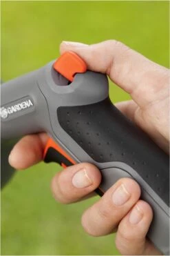 GARDENA - Comfort Reinigingsbroes - Spuitpistool - Traploos Instelbaar -Tuin- En Buitenwinkels 800x1200 80