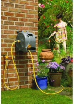 Hozelock Compact Enclosed Reel 2 In 1 - 25 Meter - Slangbox En Muurhaspel In één - Grijs -Tuin- En Buitenwinkels 858x1200