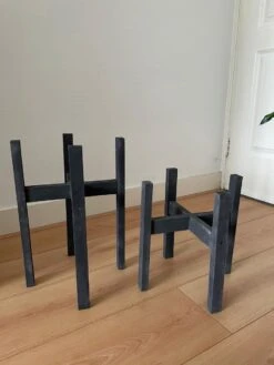 Plantenstandaard Binnen - Set Van 2 - Diameter Tot 24 Cm - Plantenkruk - Bloempotten Voor Binnen - Plantentafeltje Voor Binnen - Bloempot Standaard - Plantenstandaard - Hout - Mat Zwart/Donkergrijs -Tuin- En Buitenwinkels 900x1200 22