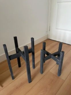 Plantenstandaard Binnen - Set Van 2 - Diameter Tot 24 Cm - Plantenkruk - Bloempotten Voor Binnen - Plantentafeltje Voor Binnen - Bloempot Standaard - Plantenstandaard - Hout - Mat Zwart/Donkergrijs -Tuin- En Buitenwinkels 900x1200 23